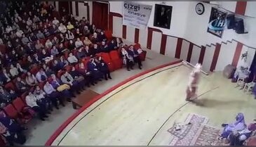 Tiyatro oyuncusuna sahnede dayak