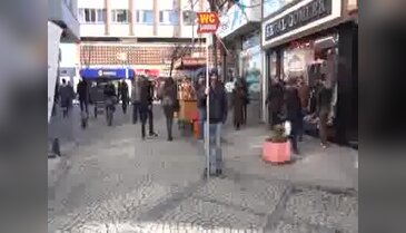 Sevdiği kız için her gün 'WC-Şadırvan' tabelasını tutuyor