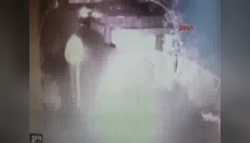 Bursa'da güvenlik kamerasını fark eden hırsız emekleyerek kaçtı