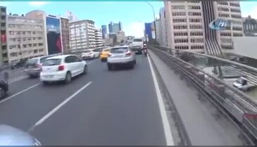 Kadın motosiklet sürücüsünden otobüs şoförüne yumruklu tepki