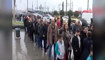 Yağmura rağmen uzun kuyruklar oluştu!