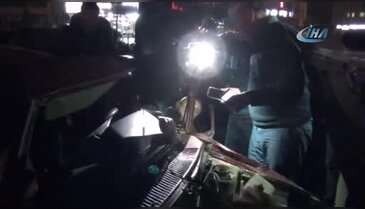 Bursa'da bariyerlere çarpan otomobilde can pazarı!