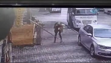 Bursa'da inşaatın kalıp demiri genç kızın üzerine düştü!