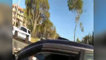 Kapıdan tutan polis memurunu metrelerce sürükledi