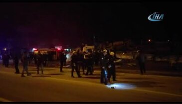 Kontrolden çıkan tır nöbet tutan polislerin arasına daldı