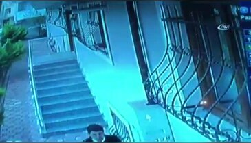 Haciz memurlarını yarı çıplak halde silahla kovalayan şahıs kamerada