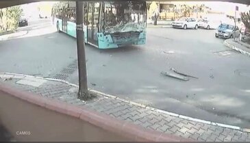 Kamyonetle belediye otobüsü böyle çarpıştı