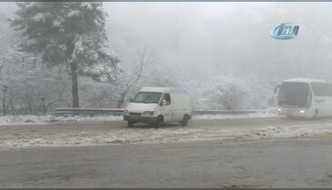 Bursa Uludağ'da kar yüzünden yol kapandı, kuyruklar oluştu