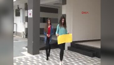 Otomobilinin arkasına bu yazıyı astı, dikkat çekti