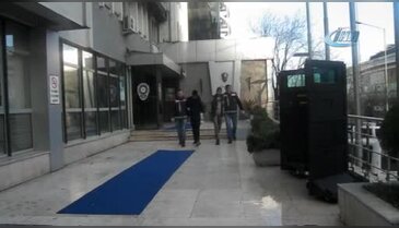 Bursa'da yaşlı kadına evini sattırmaya çalışan sahte polisler yakalandı