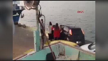 Başka kadınla gördüğü erkek arkadaşını böyle tokatladı!