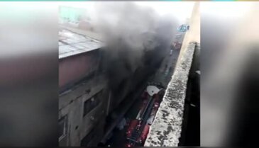 Yanan binadan böyle atladı