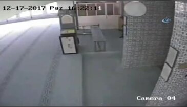 Camiden hırsızlık kamerada