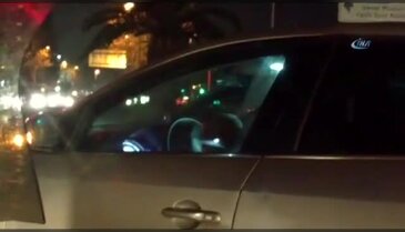 Kucağındaki çocukla araç kullanan sürücü görenleri hayrete düşürdü