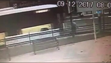 Yolu süpürürken otobüsün altında kaldı