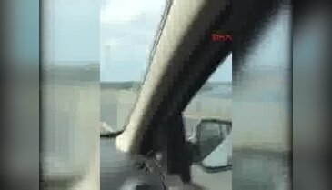 Seyir halindeki araçta direksiyonu bırakıp yan koltuğa geçti!