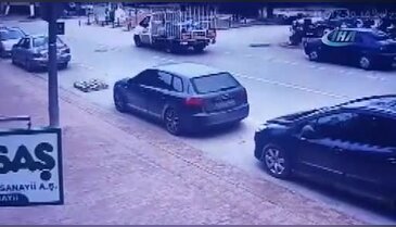 Bursa'da duran aracın açılan kapısına çarpıp yaralandı