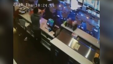 Silahlı soyguncuya böyle direndi