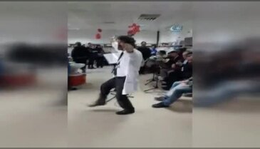 Doktor kanser hastalarına moral için zeybek oynadı