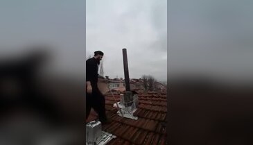 Çatıda Noel Baba'yı bekleyen adamın yılbaşı isyanı