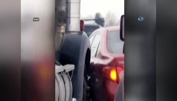 Tır önüne kıran otomobili böyle sürükledi