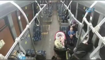 Otobüste yürekler ağza geldi! Dili boğazına kaçan bebeği...