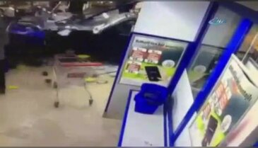 Otomobil markete daldı