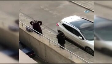 Bebekli kadına sokak ortasında tekmeler attı