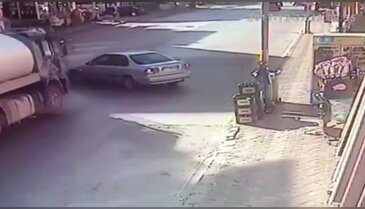 Tanker otomobile çarptı