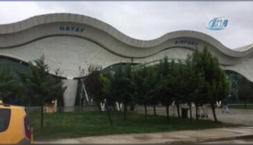 Hatay'da havaalanında su akıntısına kovalı çözüm