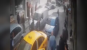 Kızının boğazına bıçak dayadı
