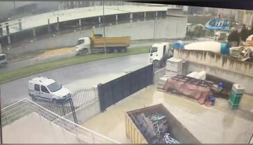 Bursa'da kendi kamyonun altında kaldı, o anlar güvenlik kamerasına yansıdı