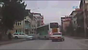 Okul servisi ile otomobil böyle çarpıştı