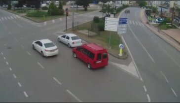 Kaldırımda beklerken otomobil çaptı