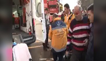 Bebeğini balkondan atarak alevlerden kurtardı