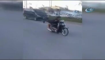 Bursa'da yatarak motosiklet kullandı
