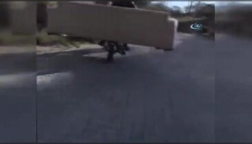 Motosikletle çekyat taşıdı