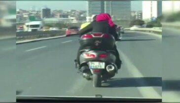 Motosiklete bebeğiyle binen çift kamerada