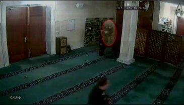 Camiye dadanan ayakkabı hırsızları kamerada