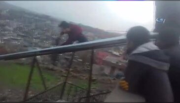 Çatıya sac takan işçi yürekleri ağza getirdi