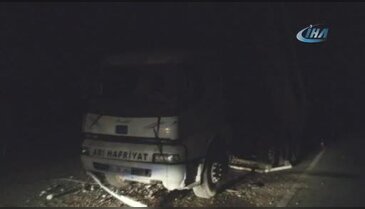 Bursa'da feci kaza! Ön camdan yola fırladılar