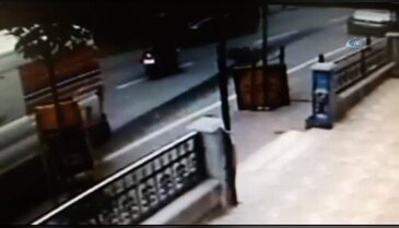 Motosiklet sürücüsünün engelli gence çarpması kamerada