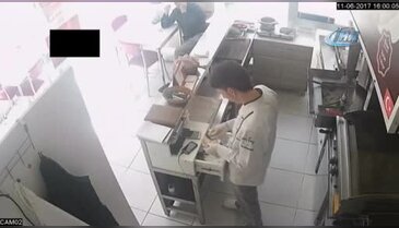 Bursa'da önce yemek yedi, sonra cep telefonunu çaldı