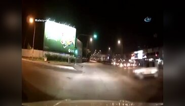 Motosikletin çarptığı otomobil takla attı