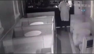 Restoranda yaşanan hırsızlık kamerada