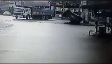 Kamyona çarpmamak için...