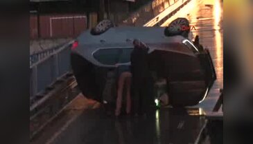 Araçta sıkışan kadın için seferber oldular