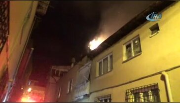 Bursa'da çatı katında çıkan yangın mahalleliyi sokağa döktü