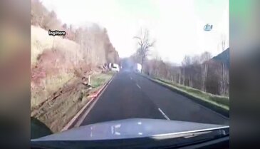 Biri takla attı, diğeri şarampole uçtu