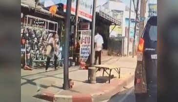 Yanından geçen çocuğa sebepsiz yere tekme attı!